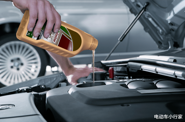 电动车小行家 女车主在半路遇到抛锚,维修师傅赶过来,打开引擎盖后哭笑不得?