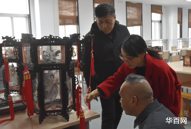 华百网 著名诗人书法家汪志参观芜湖电缆工业学校剔墨纱灯