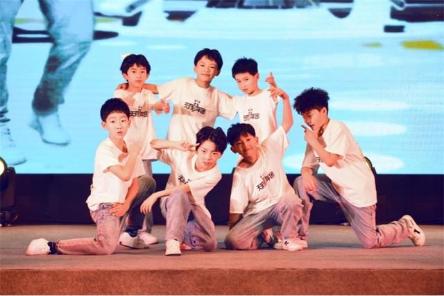 黄旭熙|出道仅4天！平均年龄8岁的“天府少年团”宣布解散
