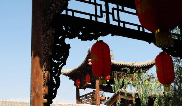 上海市 甘肃建4A假古镇，被称作“民间艺术之乡”，门票35元，游人如织