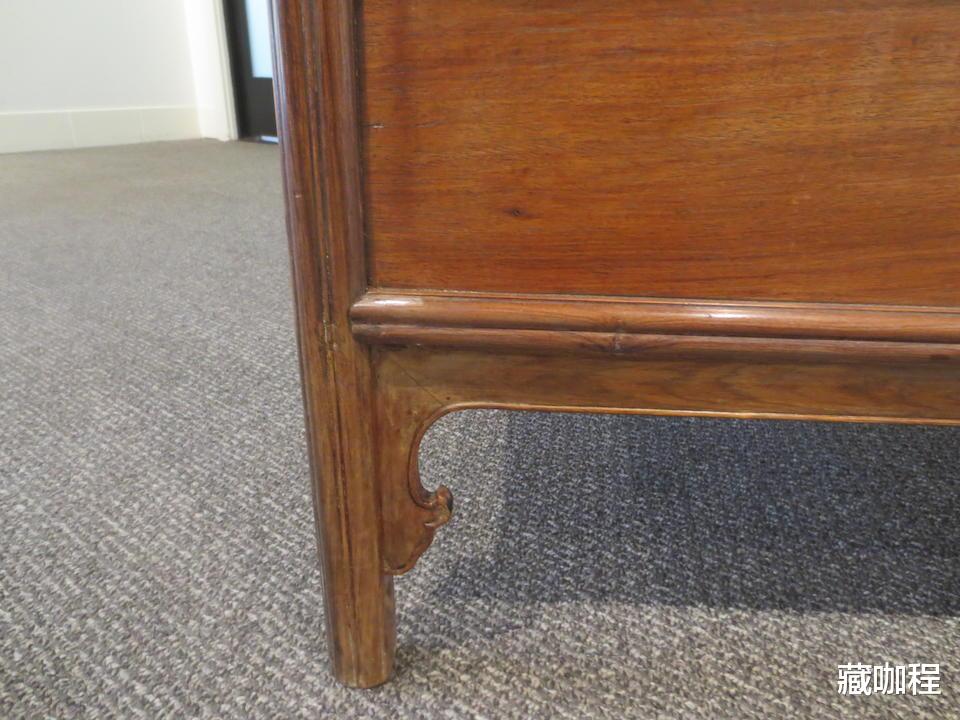 |装饰不多,却增妩媚,清黄花梨圆角柜造型美