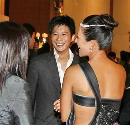 花影爱花 章子怡沙滩脱掉自己泳衣与富豪热吻,和导演深夜讨论剧本