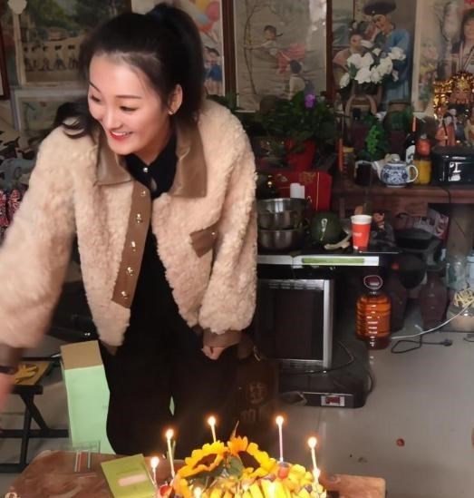 按钮一生 陈亚男上学时照片曝光，与大衣嫂长得好像，不是一家人不进一家门