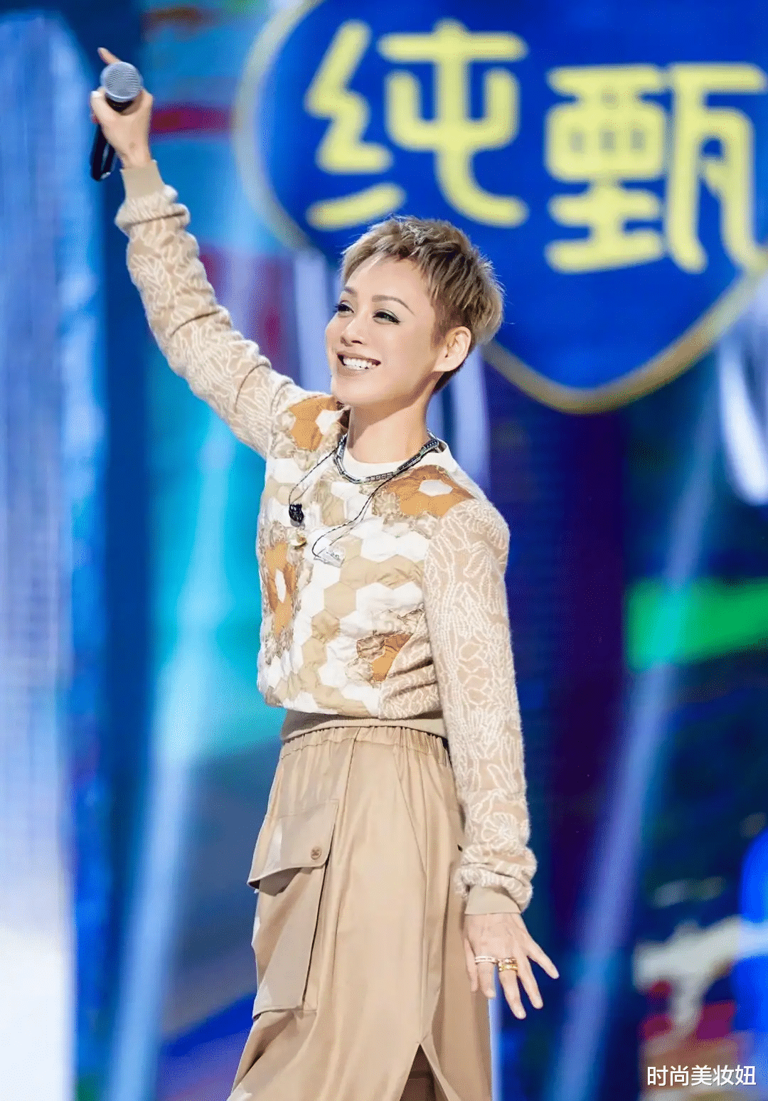 穿衣搭配|宁静这回真洋气，剪超短发染黄毛看不出年纪感，48岁衣品太好