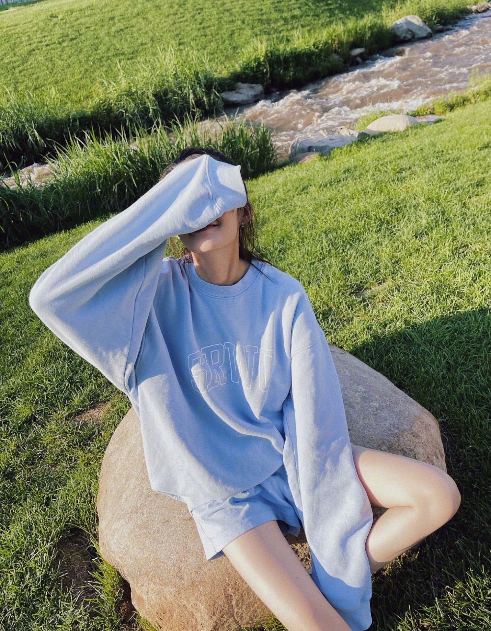 可彡个人形象管家|30岁的李沁外出郊游青春活力十足，她的穿搭亮眼了