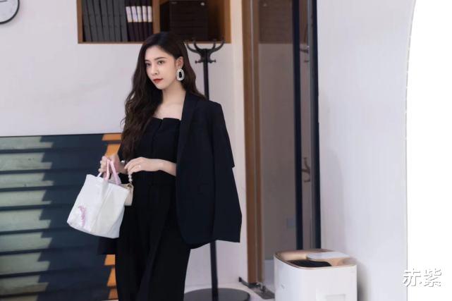 赤紫 宋妍霏剧中穿搭实用又耐看，换季借鉴美感增加一倍