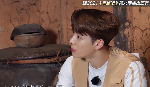 宋雨琦|同穿短裙坐下，宋雨琦拿包遮腿，baby解决方式尽显已婚女孩的成熟