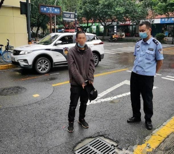 追尾 陕西男子偷井盖，月赚26000元，网友：这个盗贼真“勤奋”啊！