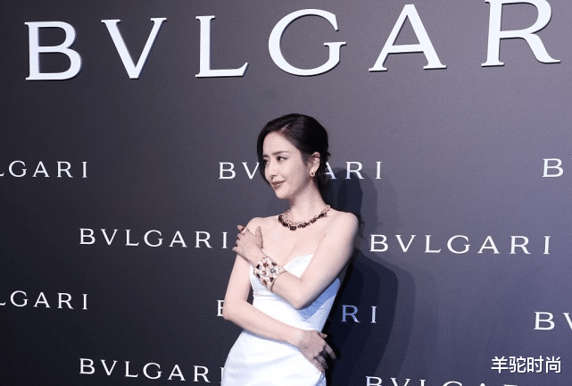 郑敏|佟丽娅这女人挺不容易的，好身材还得用手挡着，单身妈妈更有魅力