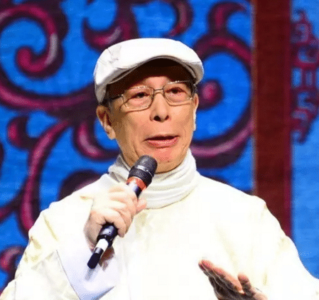 郑少秋|郑少秋憔悴现身殡仪馆拜祭恩师陈笑风，双眼红肿神色哀伤