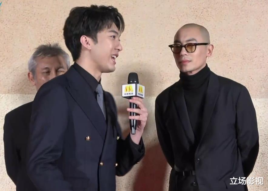 张译|34届金鸡红毯，张译紧张到搓衣角，青年演员蹲下为陈道明“让镜”