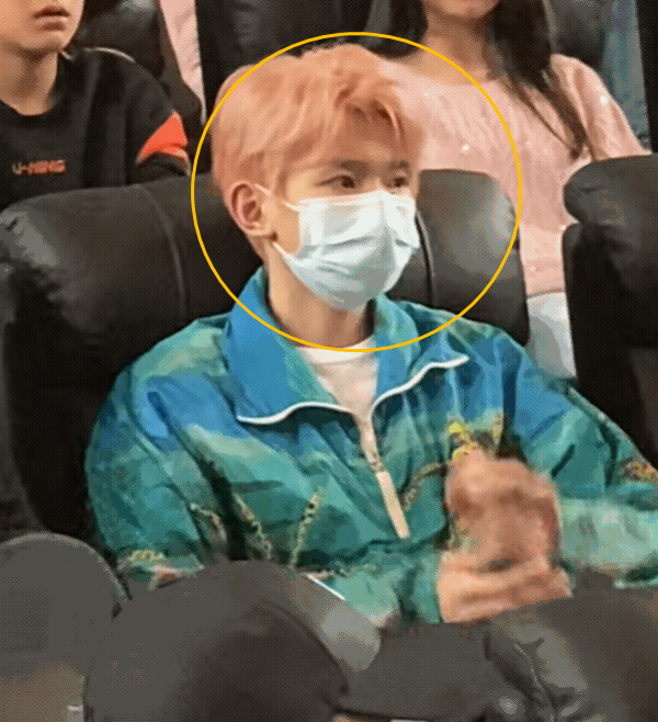 王源|王源新造型亮相活动，忘记染眉毛尴尬，口罩底下全是疲惫