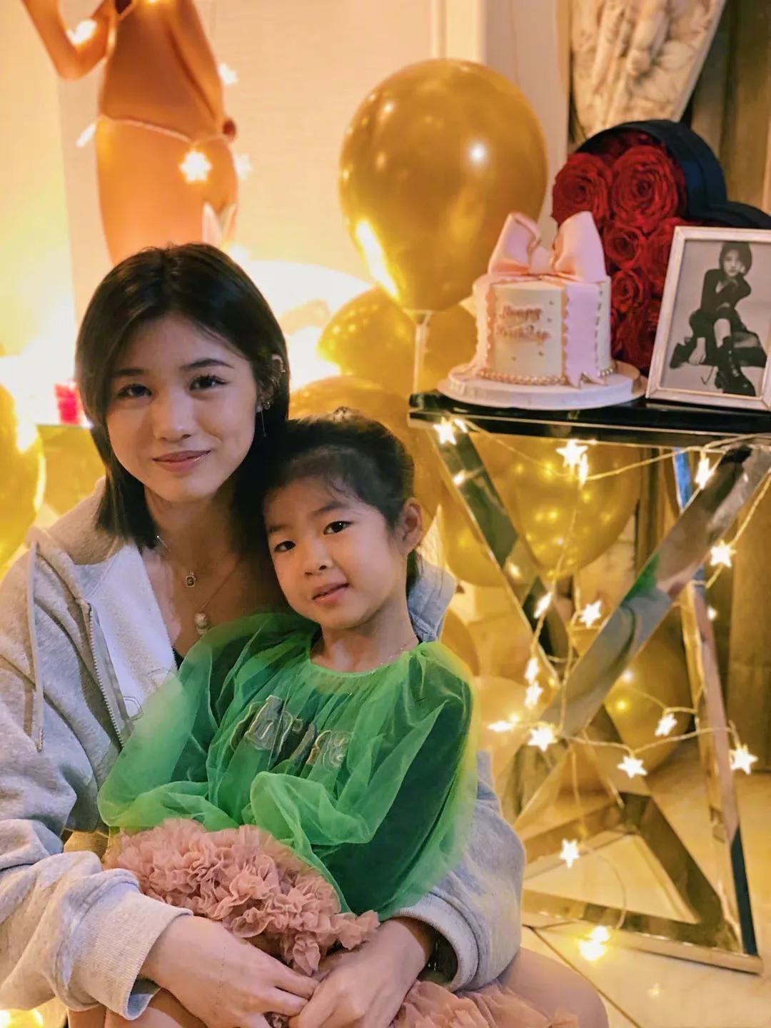 章子怡|章子怡晒合影被大女儿碾压，满脸胶原蛋白确实漂亮，气质还清纯！