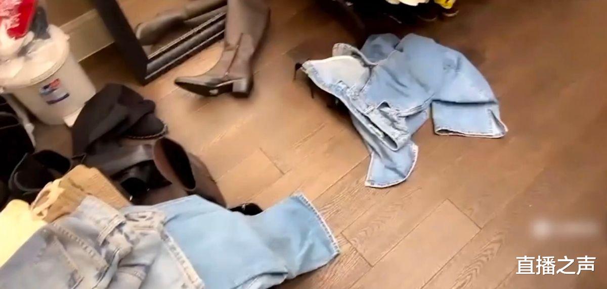 |真把粉丝当兄弟？沫子带大家参观自己的卧室，地上衣服成亮点！