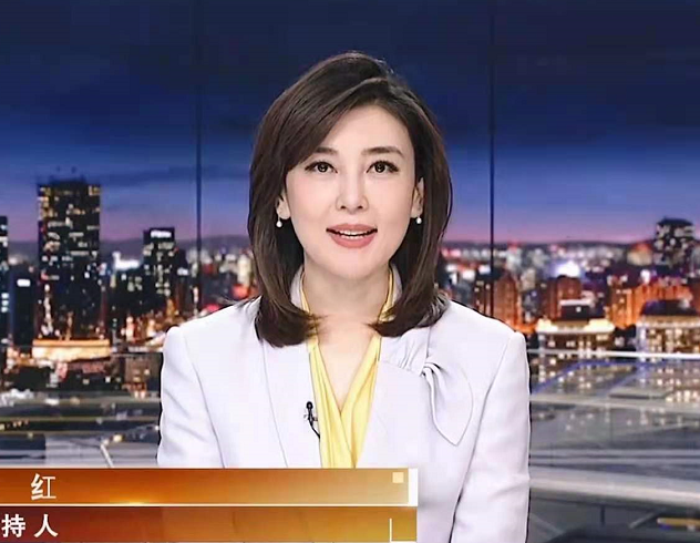 时尚风行派|央视李红直男斩不是白叫的！穿粉裙身材窈窕，比小19岁张舒越还美