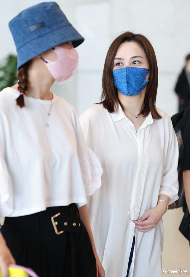 Ainee小屋|阿娇真不在意形象，大码衬衫松垮没型，和身边阿sa一比好显胖