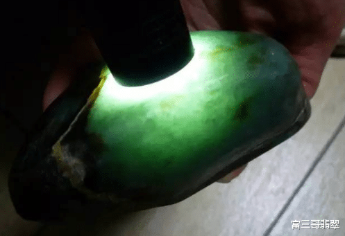 翡翠|打光看翡翠原石，一定要掌握的三个关键技巧！行家讲述！