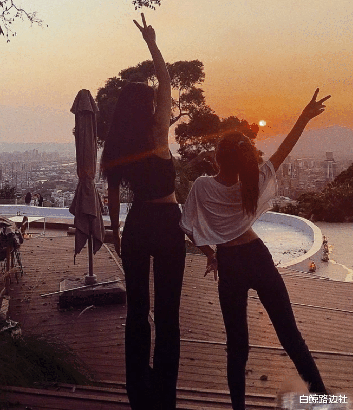 曹格|曹格妻子晒11岁女儿近照！偷穿恨天高打扮成熟，继承了妈妈高颜值