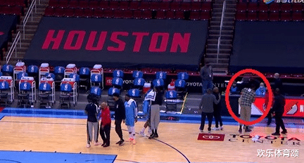 詹姆斯·哈登|和大胡子有仇嗎！比賽結束，火箭球員和哈登深情擁抱，只有他躲的遠遠的