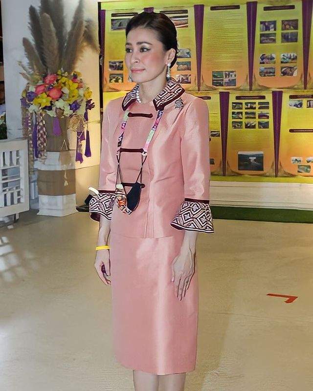 诗妮娜|苏提达连发四连拍美照心情大好！穿粉色太显嫩，诗妮娜还是没能赢