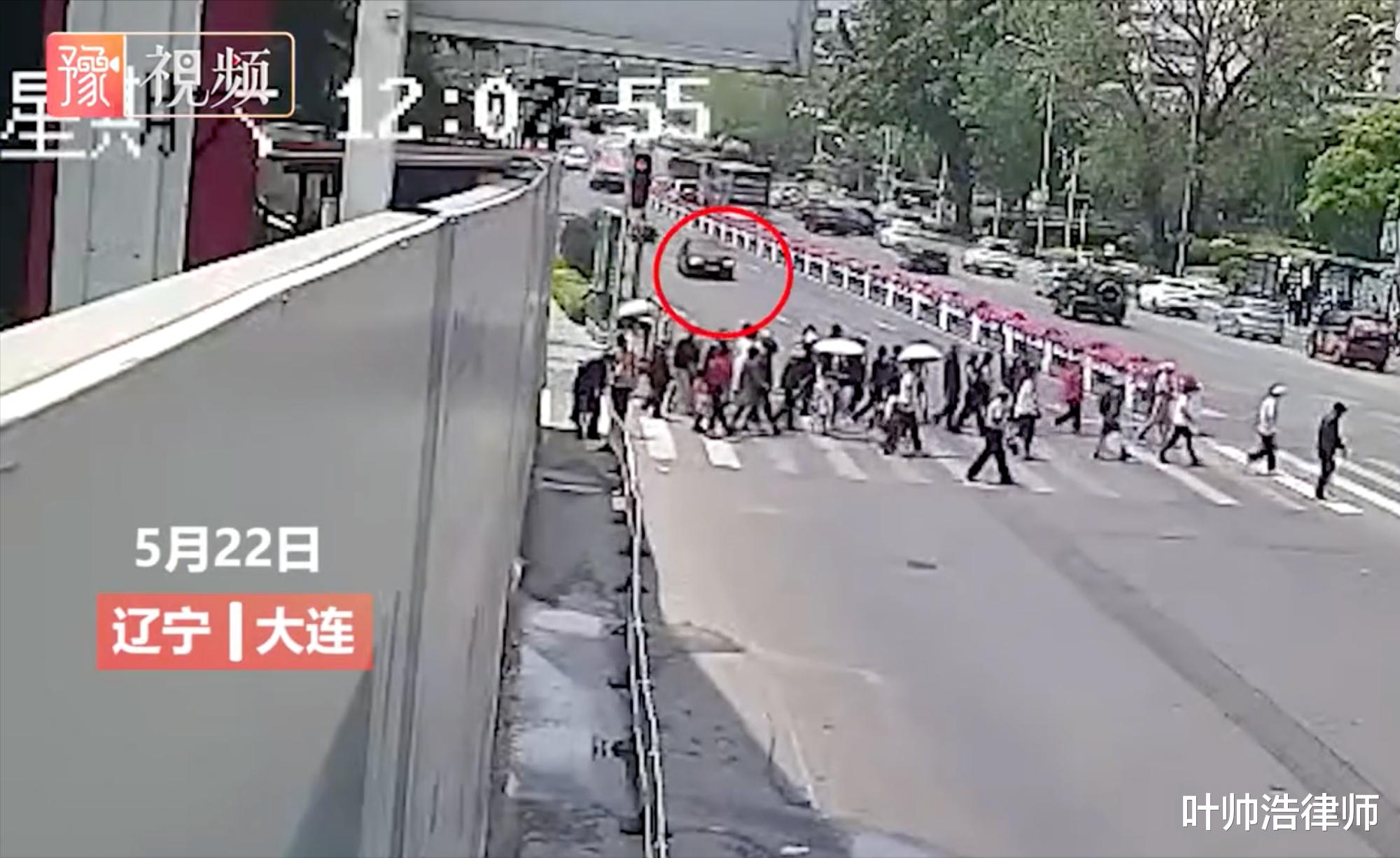 小娇爱分享呀 4死3伤！大连一宝马车闯红灯撞飞行人，驾车逃窜撞上货车弃车逃逸