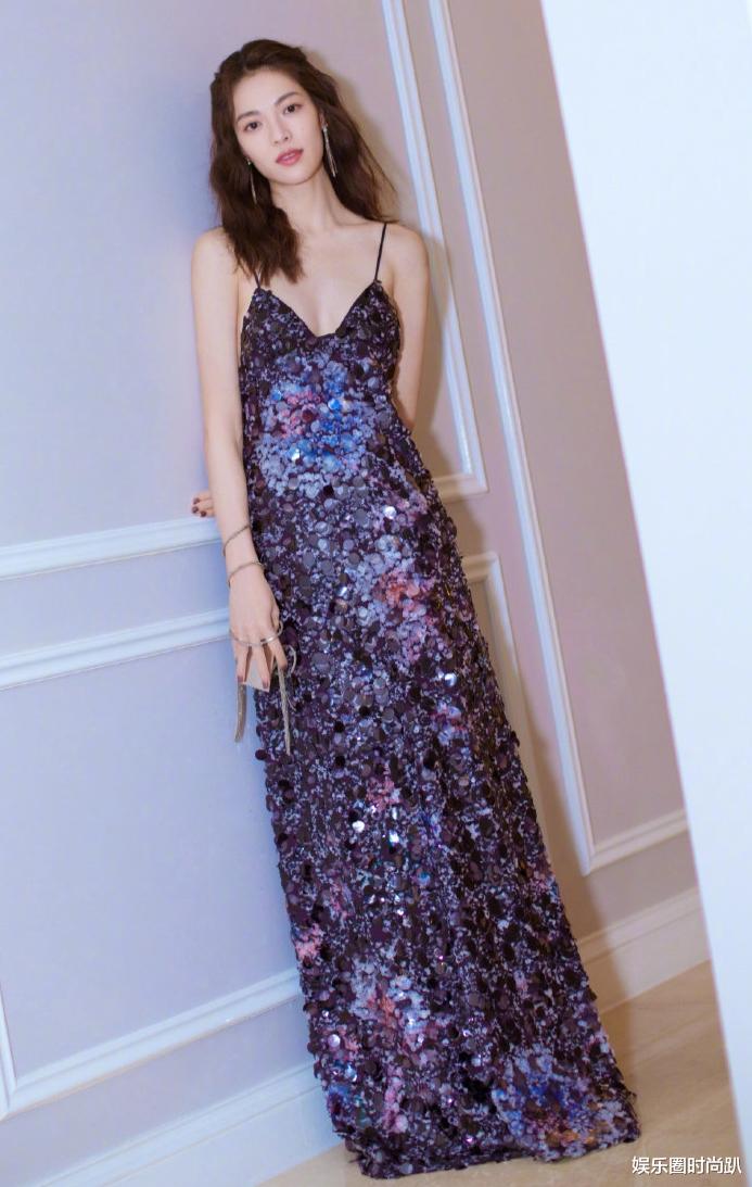 娱乐圈时尚趴|李冰冰挑战女爱豆的唱跳穿搭,从正面看,上衣只有一个巴掌宽!