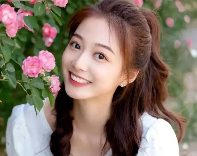 清浅微笑的我|她美丽又有才气，但是感觉有些不接地气？