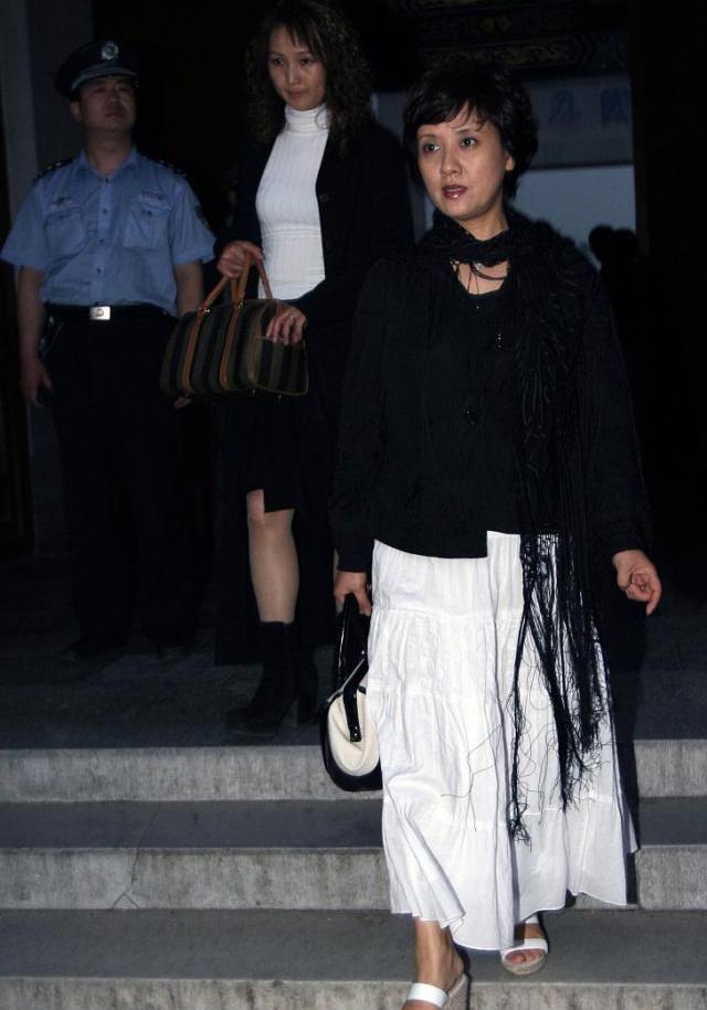 牛仔|邓婕已经64岁了，穿牛仔衣配黑裙端庄大方，不打针的脸太真实