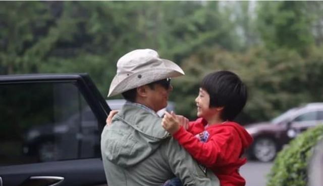芒果台|他曾是“古惑仔老爸”，为了儿子手撕芒果台，如今儿子的疤还在