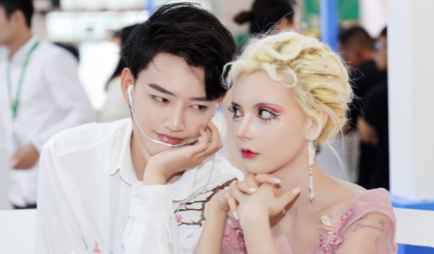 整容|真人芭比网红迪丽拉，曾在节目上否认整容，结果吃饭都不敢张嘴？