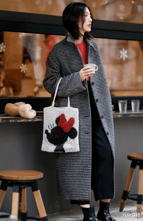 八分穿搭 “格纹大衣”也太好看了吧，看看这些穿搭造型，时髦高级又有格调