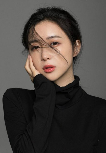 宣云|潘玮柏为妻子庆生，宣云穿衣甜美大长腿抢镜，手捧鲜花一脸幸福样