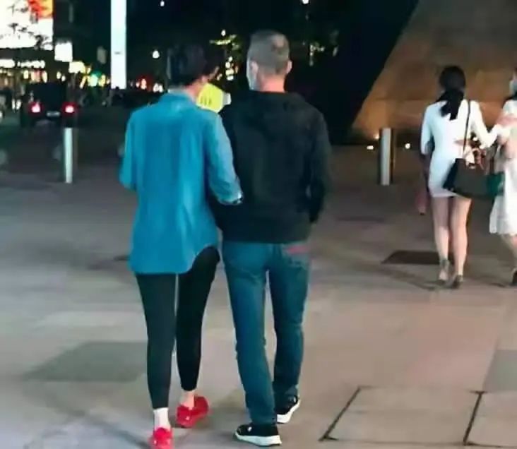 田朴珺|70岁王石与娇妻散步，谁注意到他们的穿着，暴露了两人的代沟