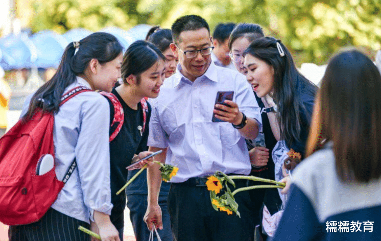 深圳市|深圳某中学老师工资条流出，再看老师学历后，网友明白其中的道理