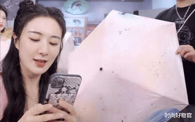 穿衣搭配|薇娅“懒人伞”一夜爆红,40度出门不怕晒,网友:防晒霜可以扔了