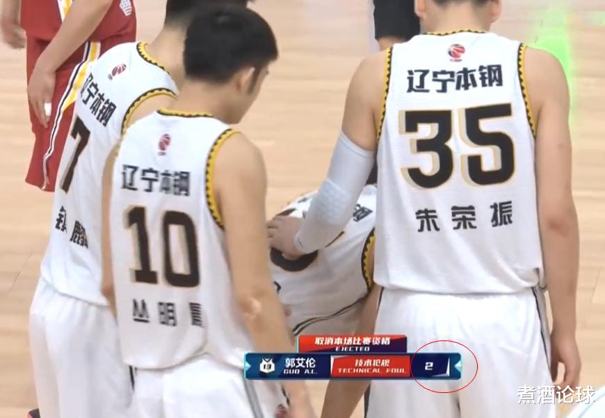 梅西|冲动！郭艾伦连吃2技犯被驱逐，久久不愿离场，杨鸣亲自把他拉走