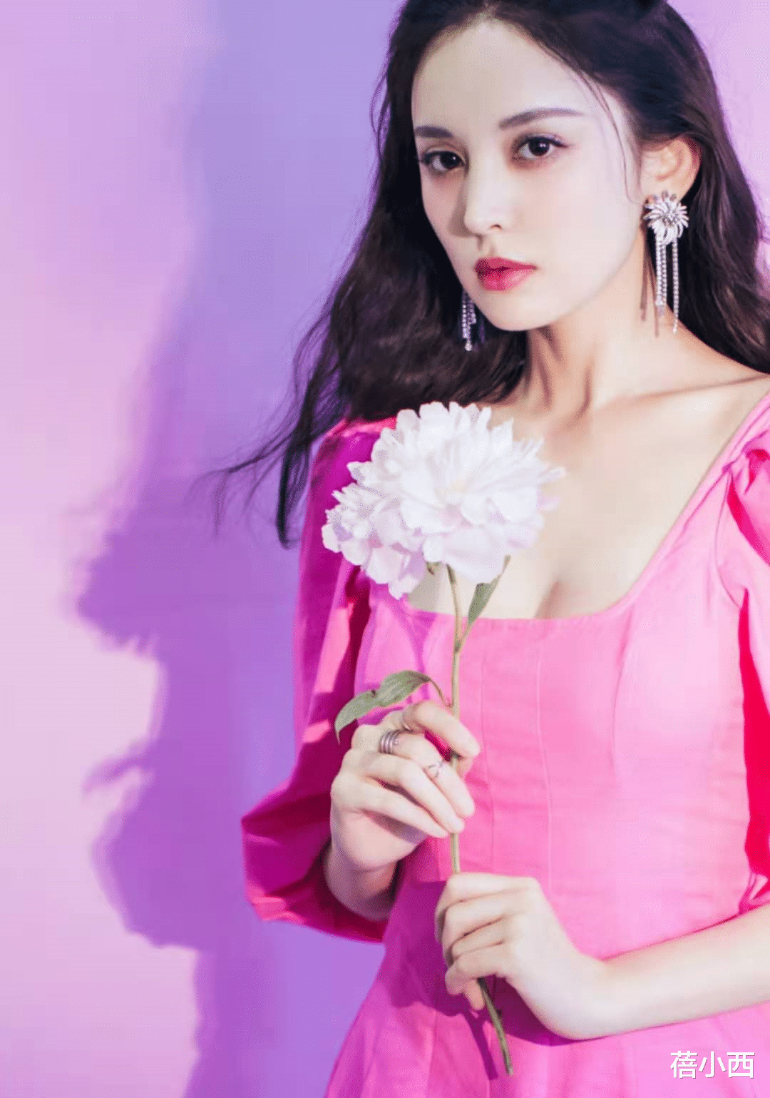蓓小西 古力娜扎厉害了，竟把土味“芭比粉”裙穿得艳而不俗，美得不像话