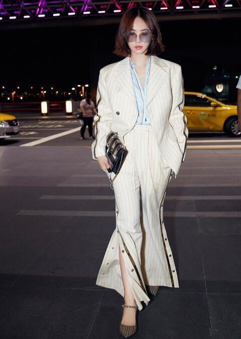 潮流前沿 蔡依林才是时髦精！“裸穿”老花西服套装，看似土味却很高级