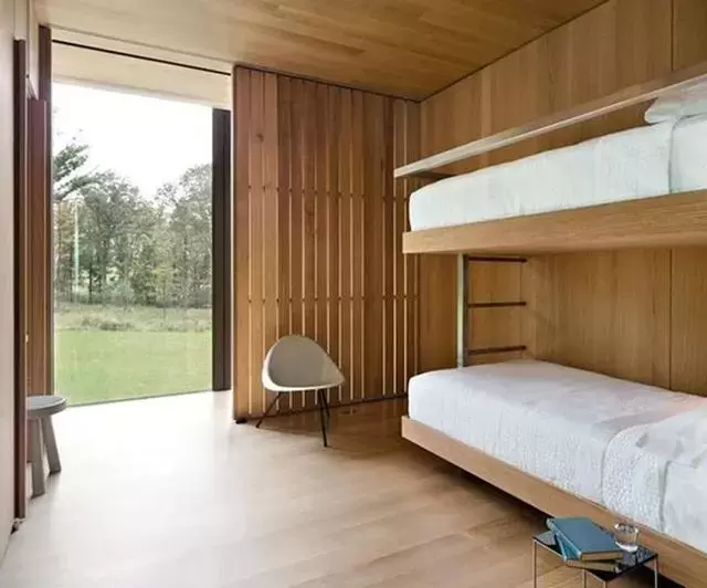 越来越多人上下铺不装支架了,将床悬空挂墙上,空间何止大2倍!