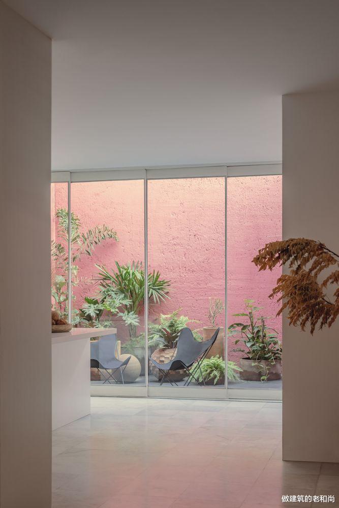 狭长型红色三层住宅:朴素简单的色调下,由天井引入阳光