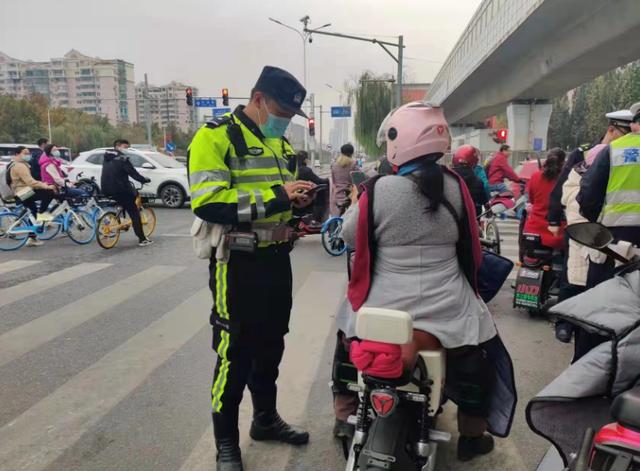 早高峰两小时,12辆!超标电动车“侥幸”再上路,一律扣