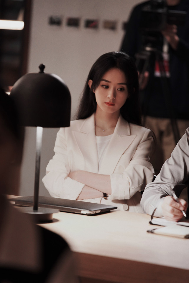 赵丽颖|赵丽颖新剧风格大变！穿西装比女总裁还有气场，简约风照样显高级