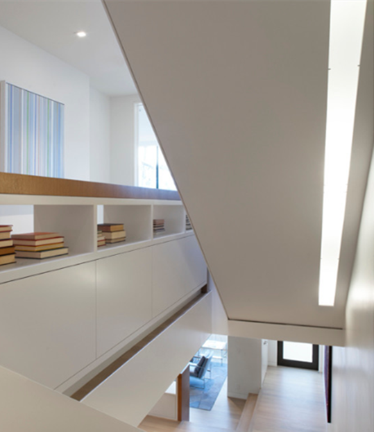 |楼梯上方挖20公分槽口,塞进一个长条灯带,照明效果简直不要太好!