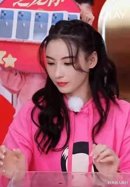 时尚丽人风行 张柏芝瞎穿芭比粉彻底翻车，长得漂亮也没有！芭比粉这样穿才好看