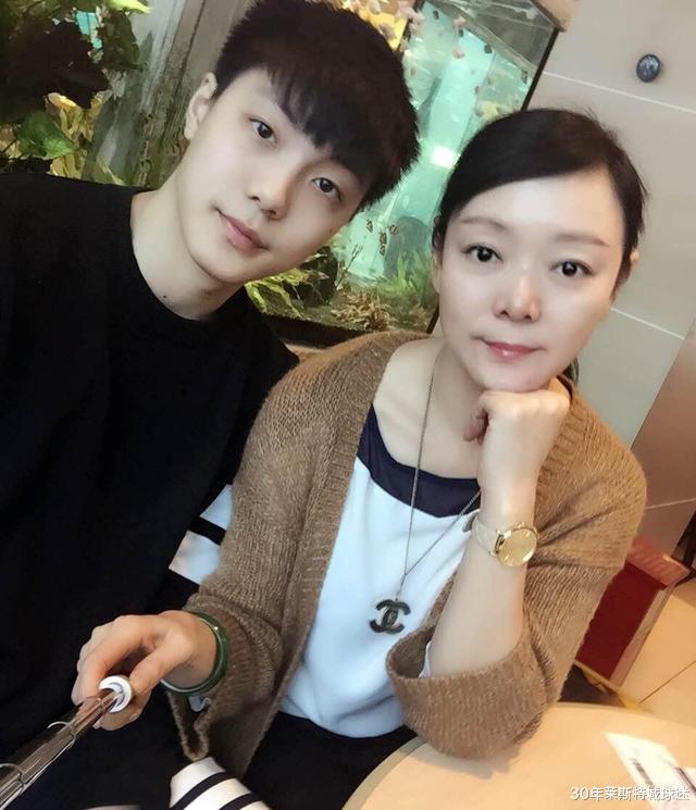 胡明轩|漂亮阿姨又来了！胡明轩妈妈梨花带雨太动人，成CBA最热大美人