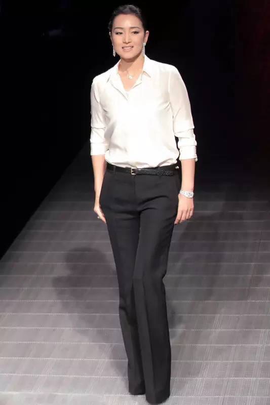 潮帮先生|巩俐穿白衬衫有独特魅力，优雅中带着小性感，93年在戛纳直接封神