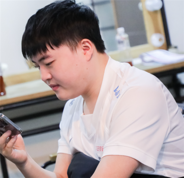 Uzi|小天首发位置被撤,uzi跟doggo轮换,压根没被《孤泳者》影响到?