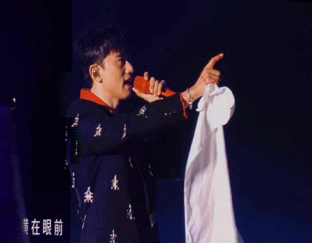张杰|张杰演唱会首场见红，从升降台上摔下来，手部流血，歌迷现场照还原意外现场
