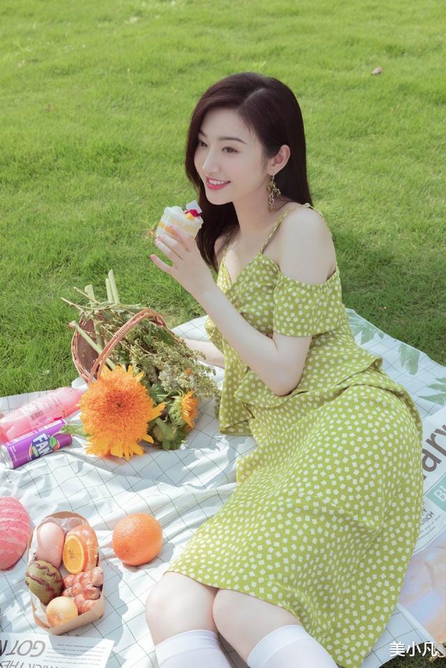 美小凡|景甜不愧是人间富贵花，搭配碎花裙一点也不丑，还美得清新自然