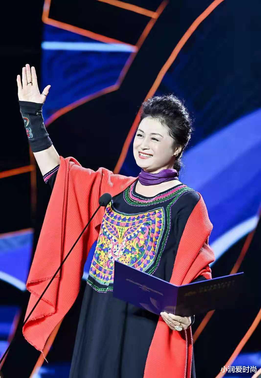 小润爱时尚|50岁于月仙因车祸去世!回顾她生前初秋穿搭,每套都优雅接地气
